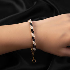 Bracelet with black and white beads
