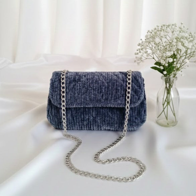 Blue velvet handbag with a chain strap 