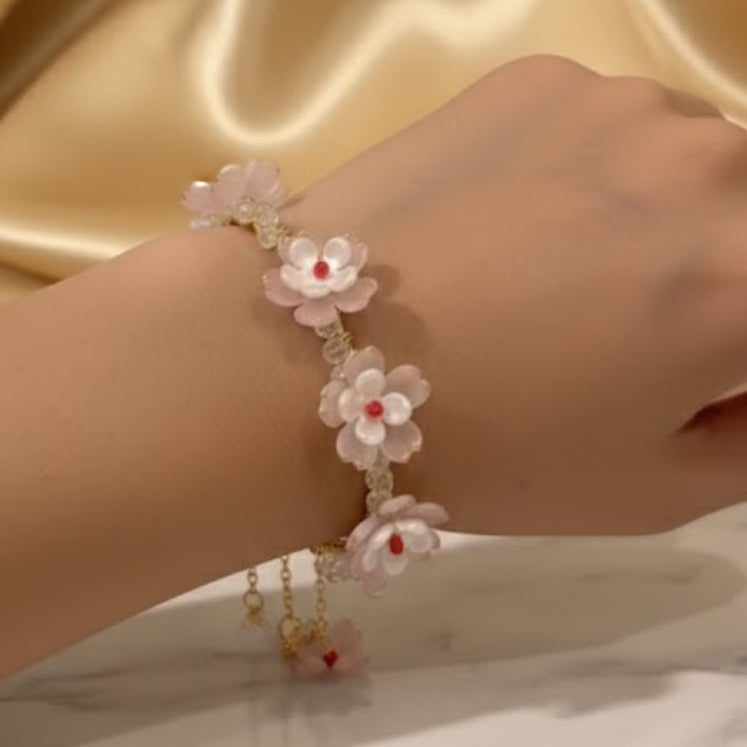 Bracelet with beige floral designs 
