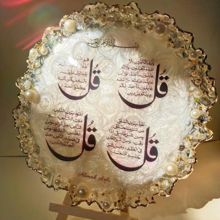 Decorative plate with Arabic text and pearls on a stand
